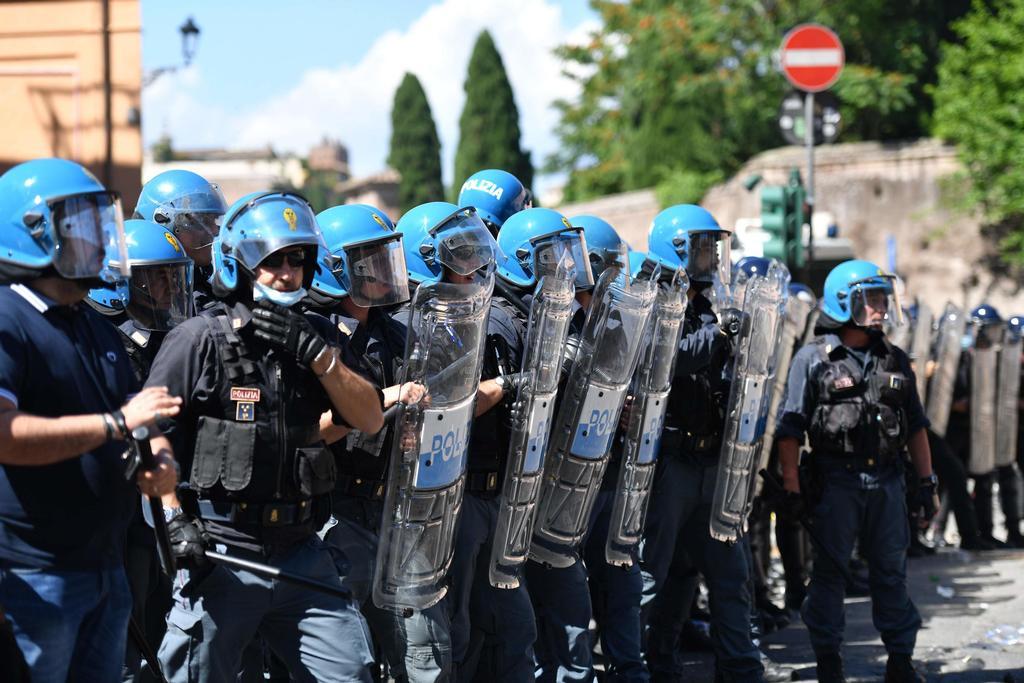 Polizia assetto antisommossa