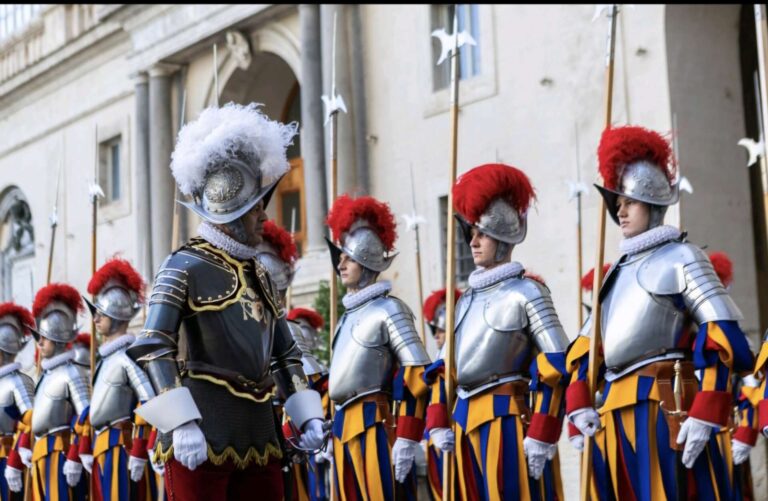 guardia svizzera si avvicina il giorno del giuramento 3 Difesa Magazine