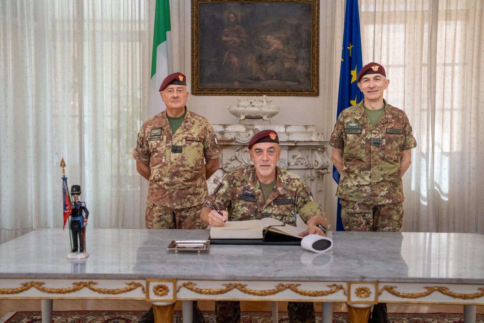 Avvicendamento al vertice del Comando delle Forze Operative Terrestri 3 COMFOTER firma libro onore comando