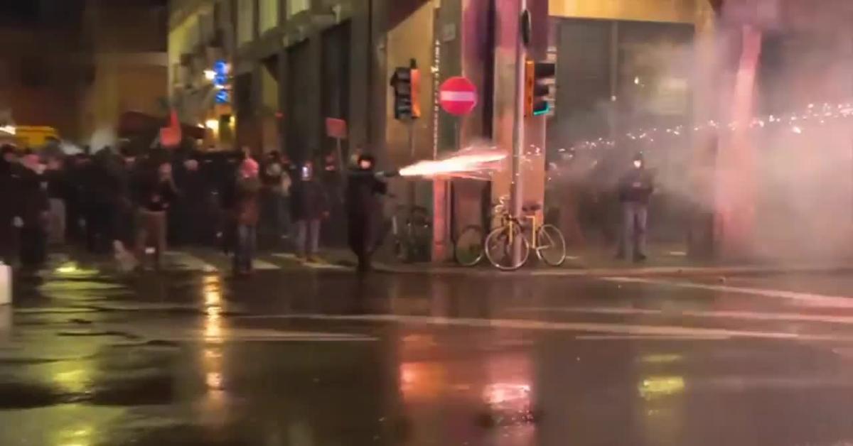 Poliziotti feriti a Bologna, almeno 16 operatori 1 Manifestazione bologna